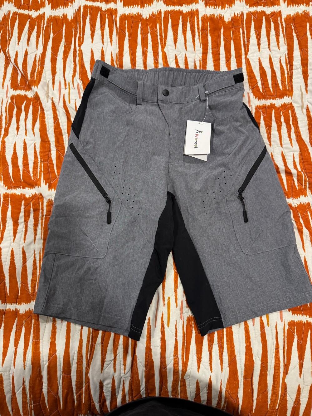 Men sport short stretchy size small grey/black zipper pockets bottom